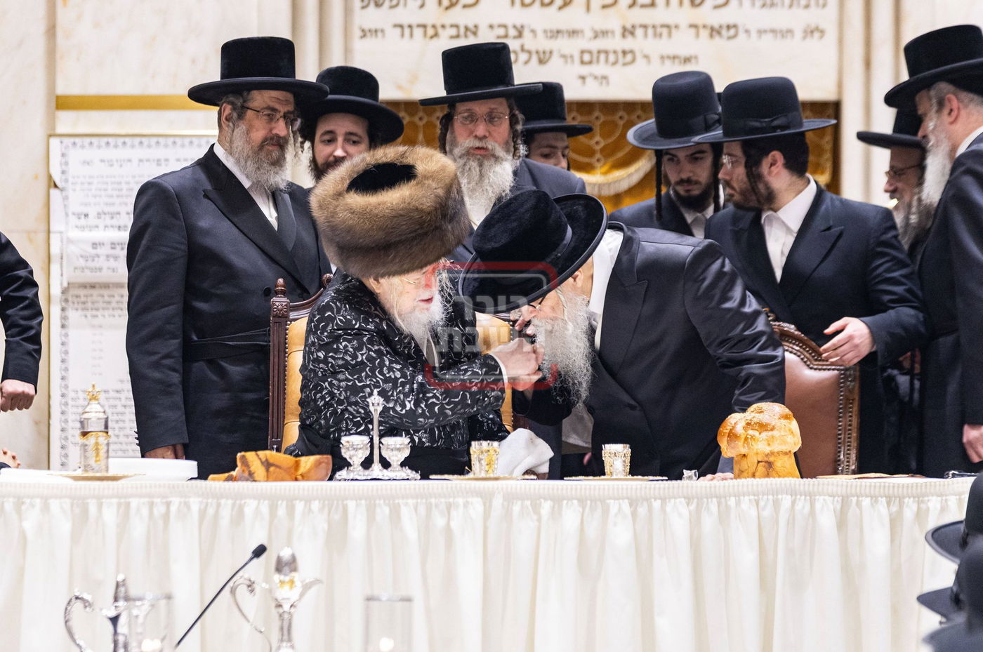 האדמו"רים ממונקאטש ודינוב בהילולת הרה"ק ה'מנחת אלעזר' זי"ע