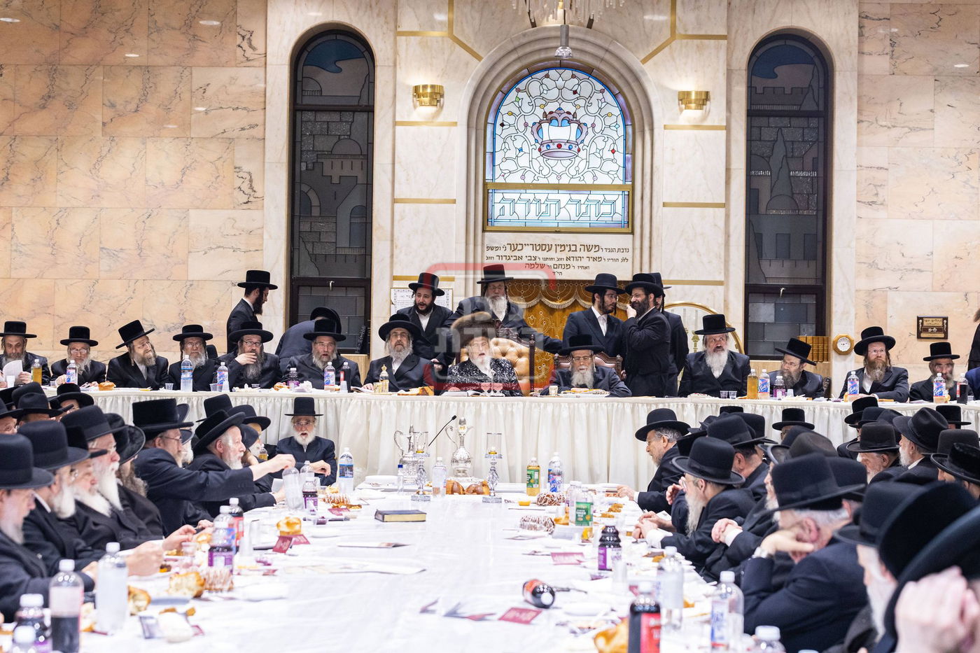 האדמו"רים ממונקאטש ודינוב בהילולת הרה"ק ה'מנחת אלעזר' זי"ע