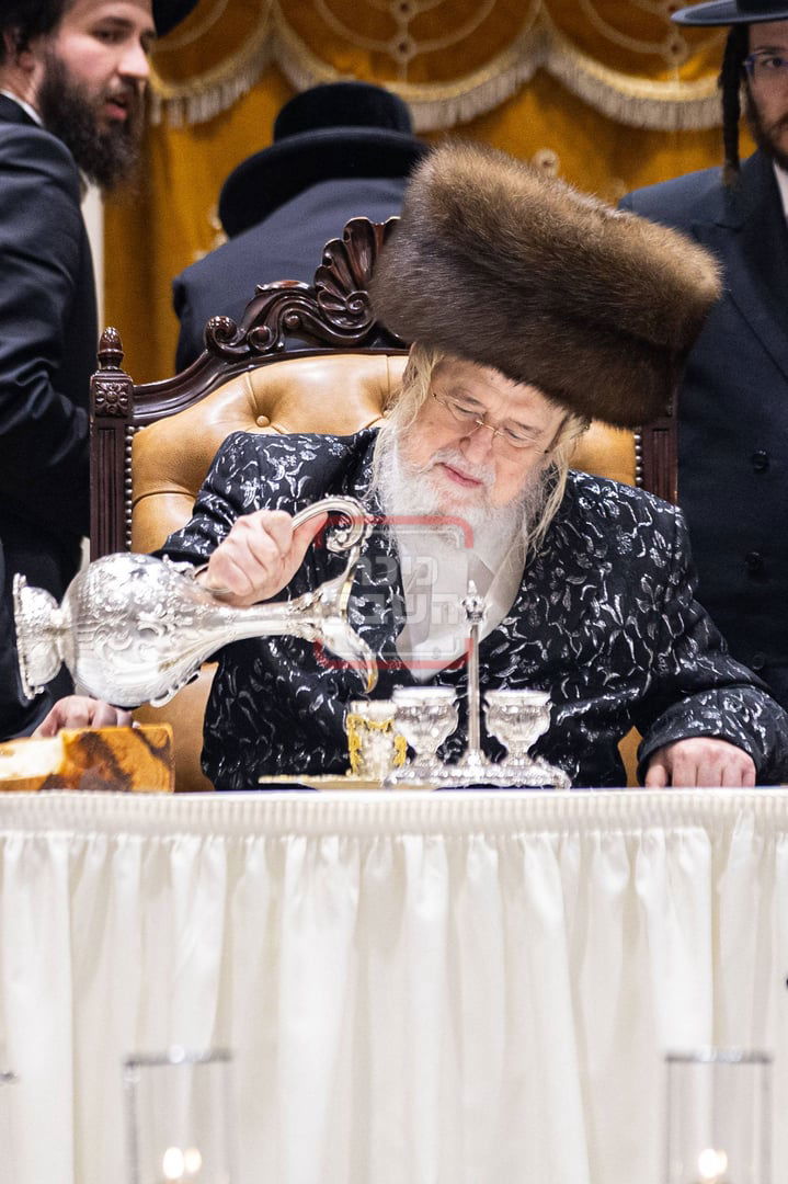 האדמו"רים ממונקאטש ודינוב בהילולת הרה"ק ה'מנחת אלעזר' זי"ע