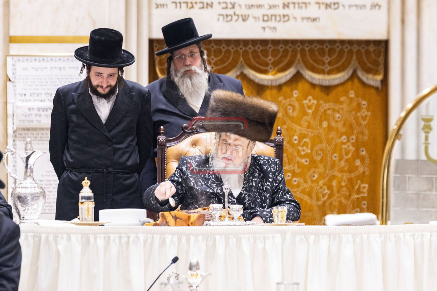 האדמו"רים ממונקאטש ודינוב בהילולת הרה"ק ה'מנחת אלעזר' זי"ע