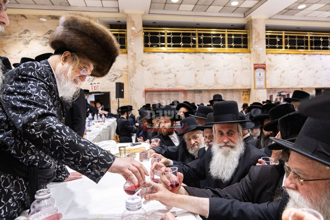 האדמו"רים ממונקאטש ודינוב בהילולת הרה"ק ה'מנחת אלעזר' זי"ע