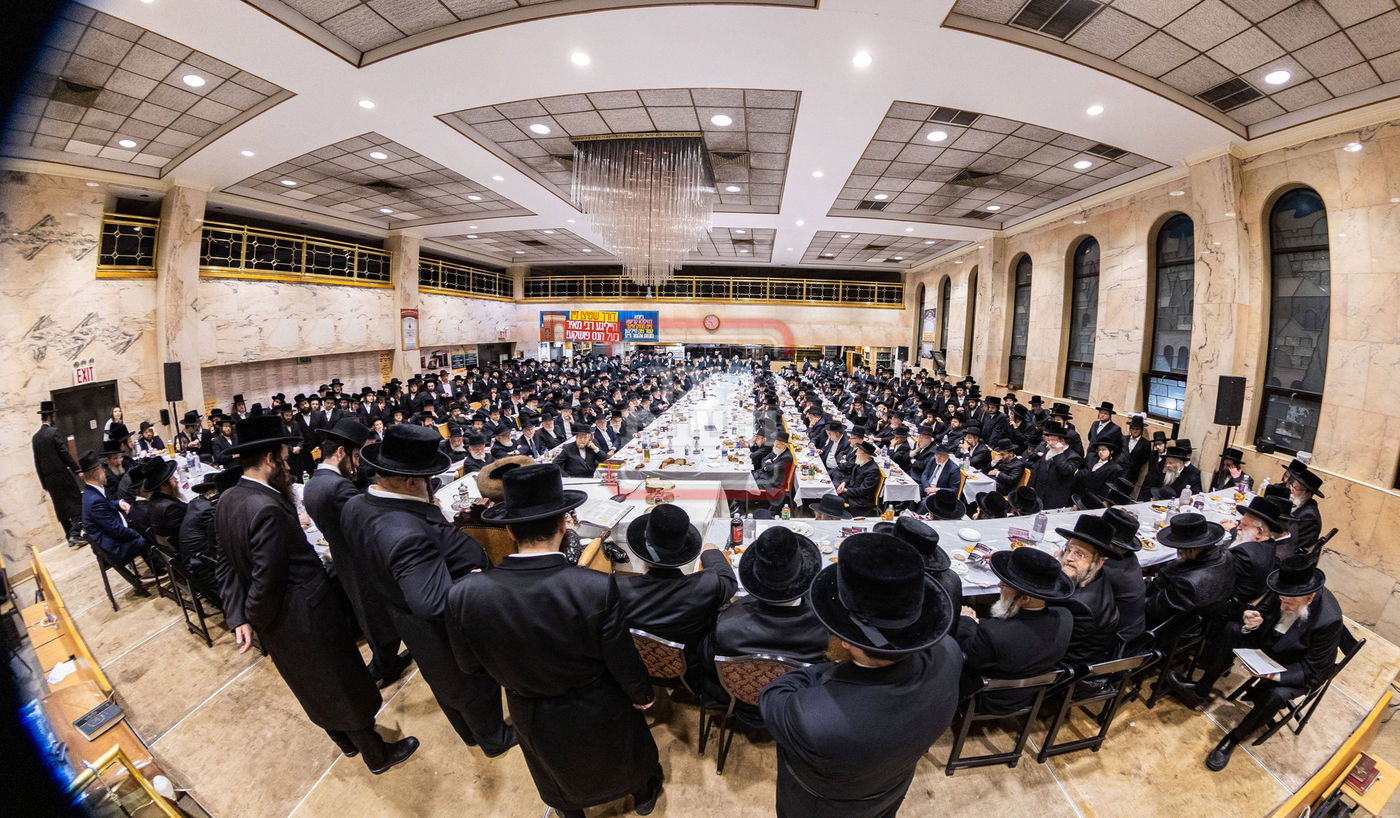 האדמו"רים ממונקאטש ודינוב בהילולת הרה"ק ה'מנחת אלעזר' זי"ע