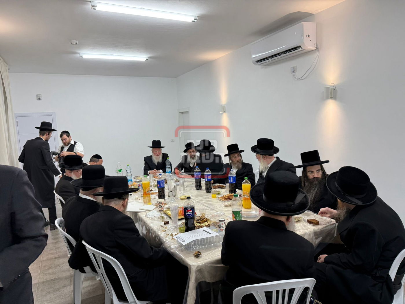 אישי ציבור מחוץ לישיבת המועצת