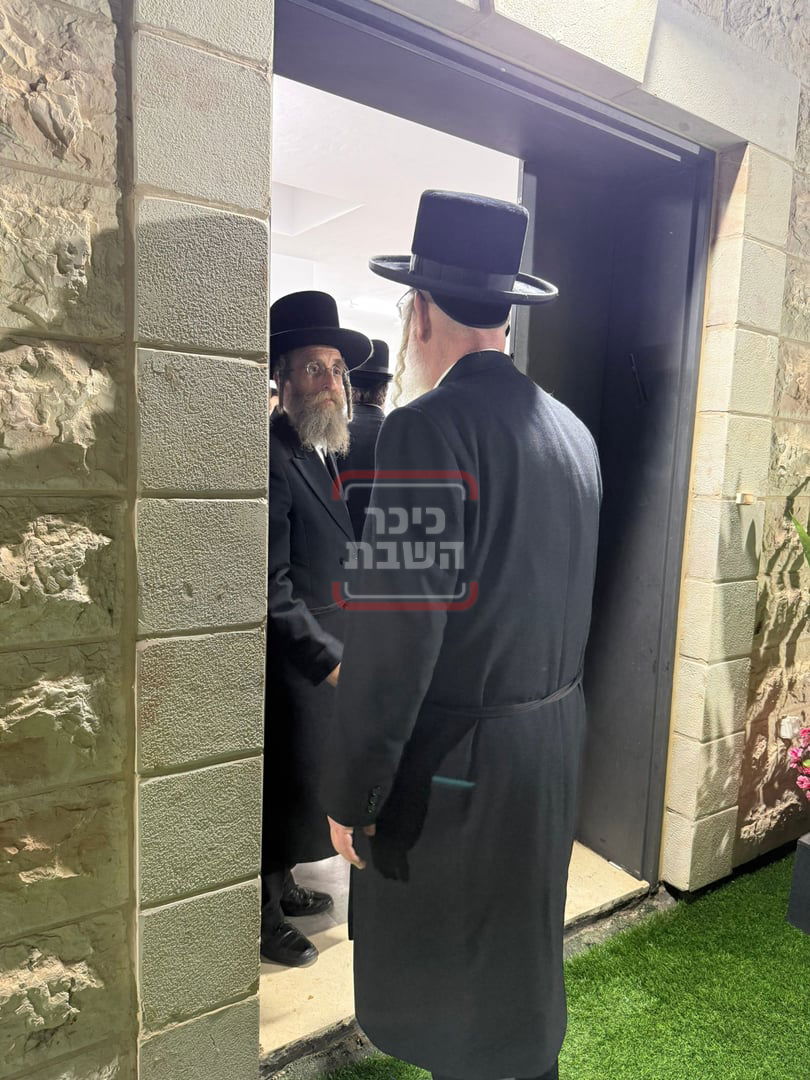 אישי ציבור מחוץ לישיבת המועצת