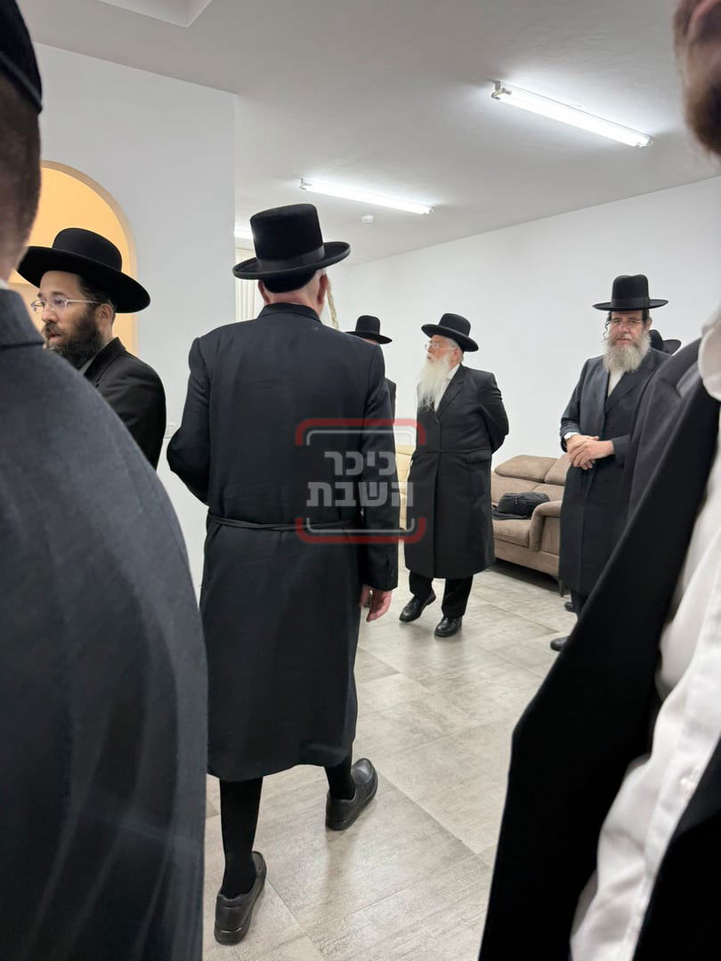 אישי ציבור מחוץ לישיבת המועצת