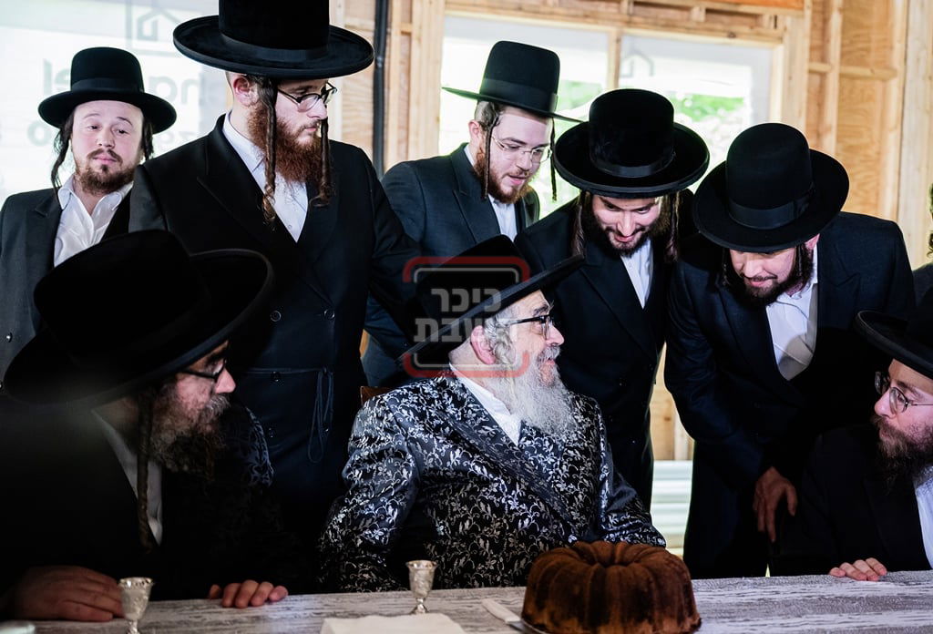 יציקת המקווה בישיבת סאטמר