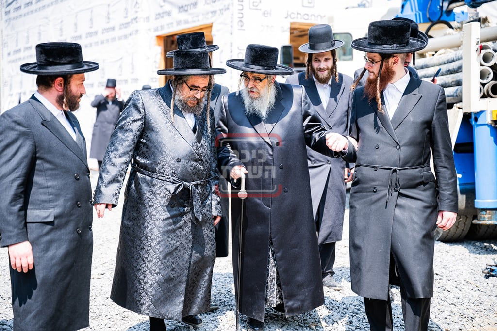 יציקת המקווה בישיבת סאטמר