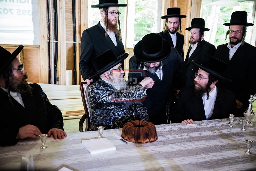 יציקת המקווה בישיבת סאטמר