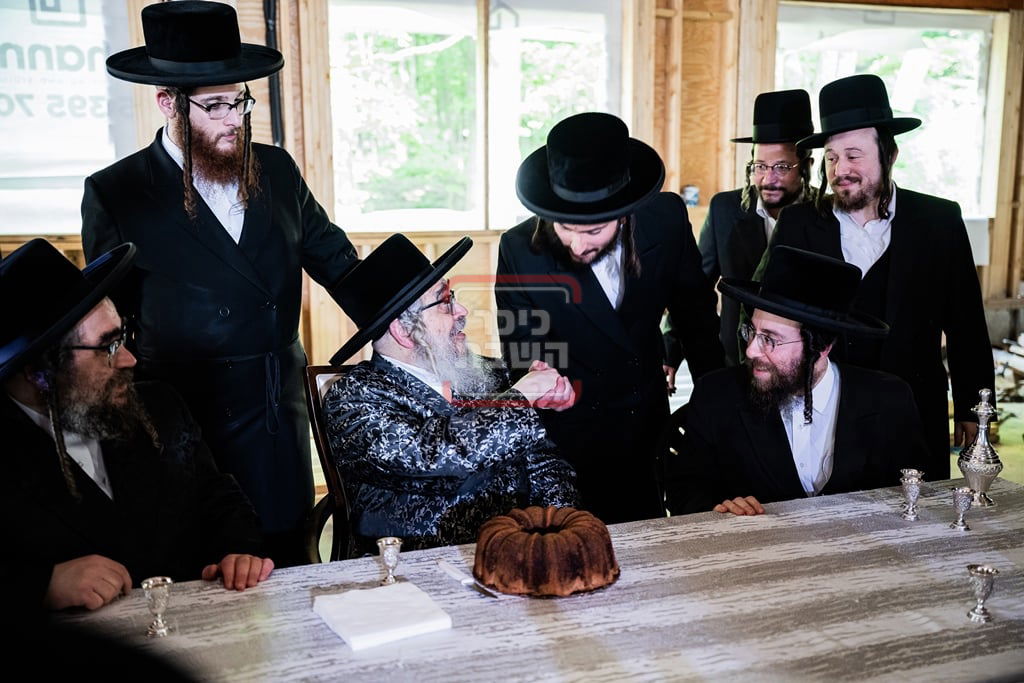 יציקת המקווה בישיבת סאטמר