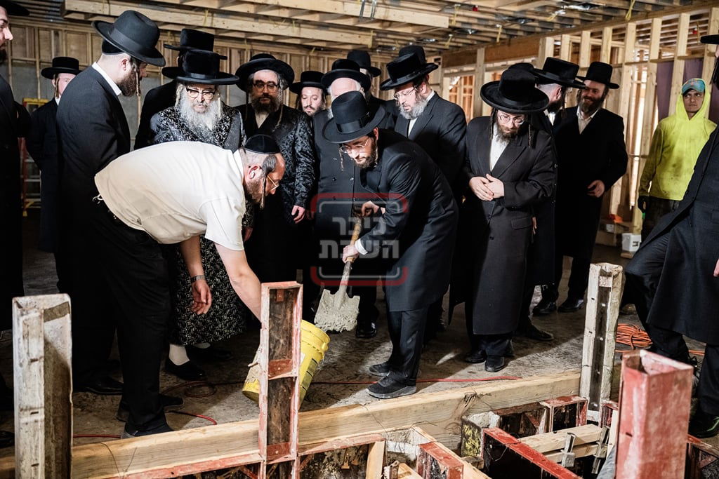 יציקת המקווה בישיבת סאטמר