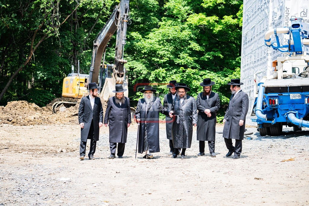 יציקת המקווה בישיבת סאטמר