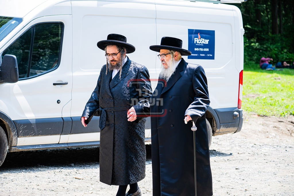 יציקת המקווה בישיבת סאטמר