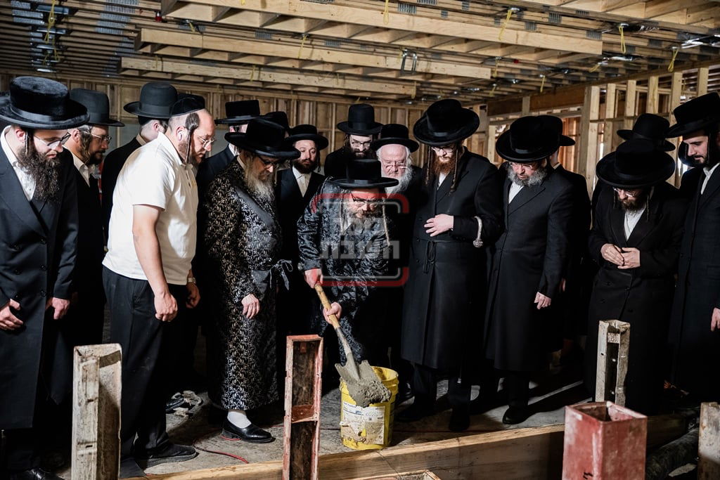 יציקת המקווה בישיבת סאטמר