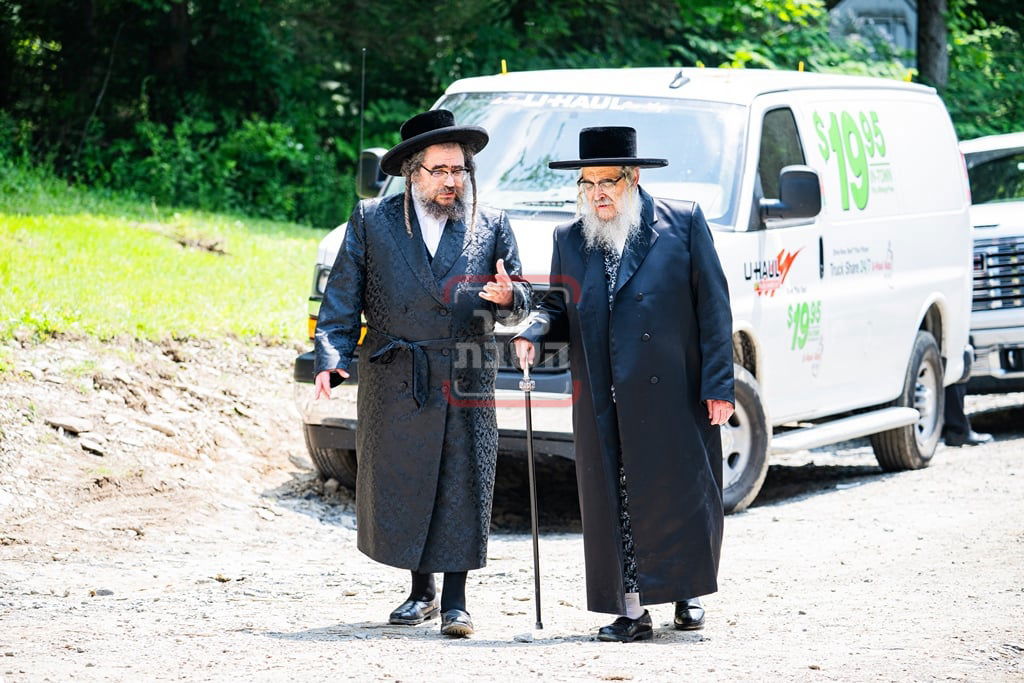 יציקת המקווה בישיבת סאטמר