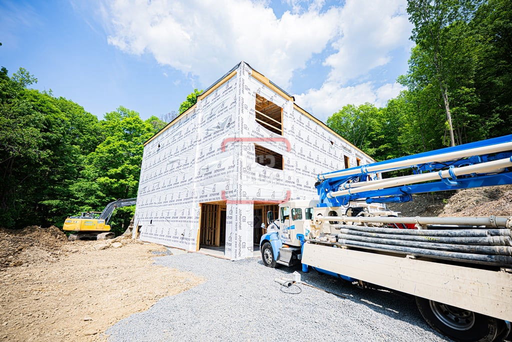 יציקת המקווה בישיבת סאטמר