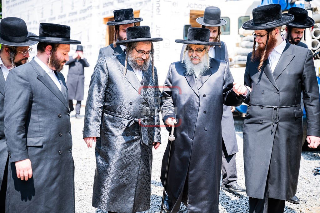 יציקת המקווה בישיבת סאטמר