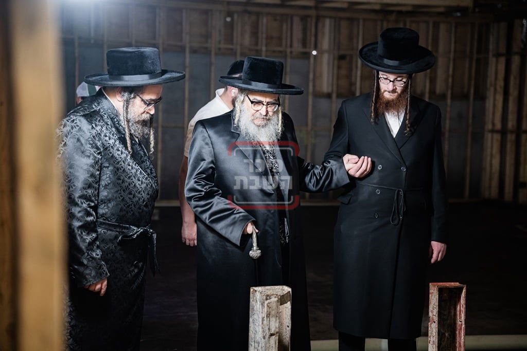 יציקת המקווה בישיבת סאטמר