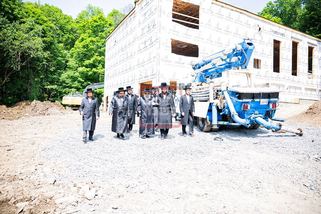 יציקת המקווה בישיבת סאטמר