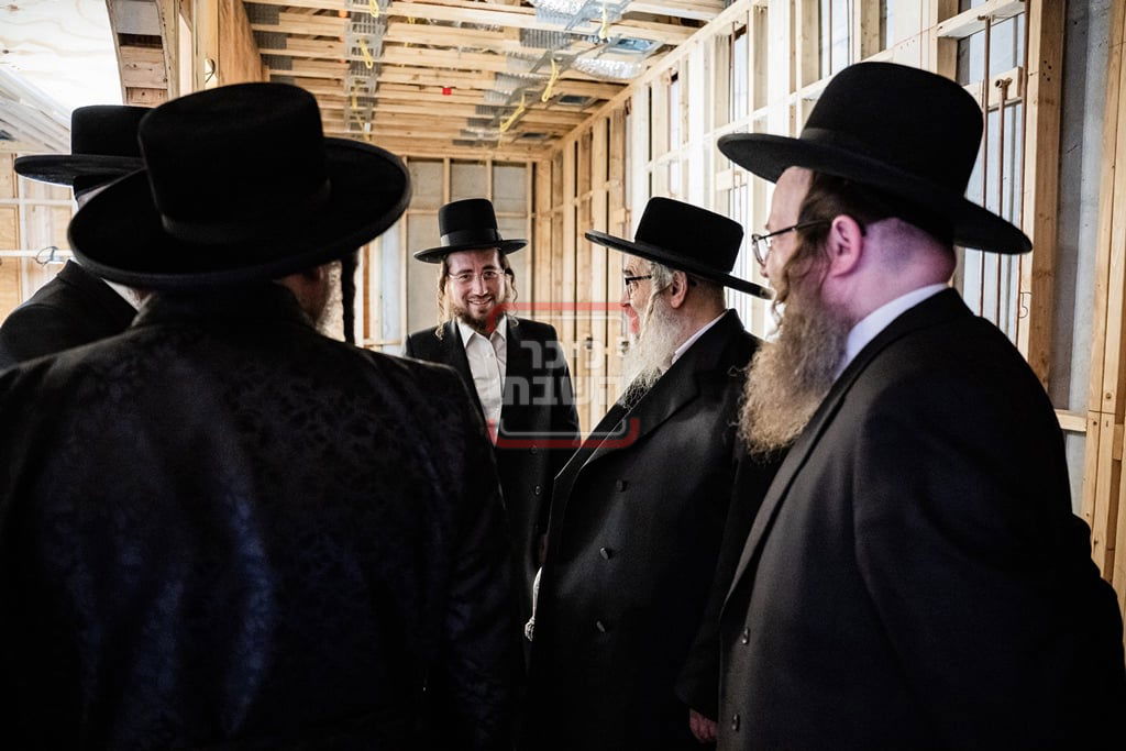 יציקת המקווה בישיבת סאטמר