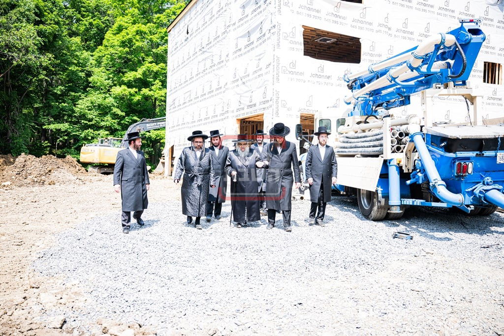 יציקת המקווה בישיבת סאטמר