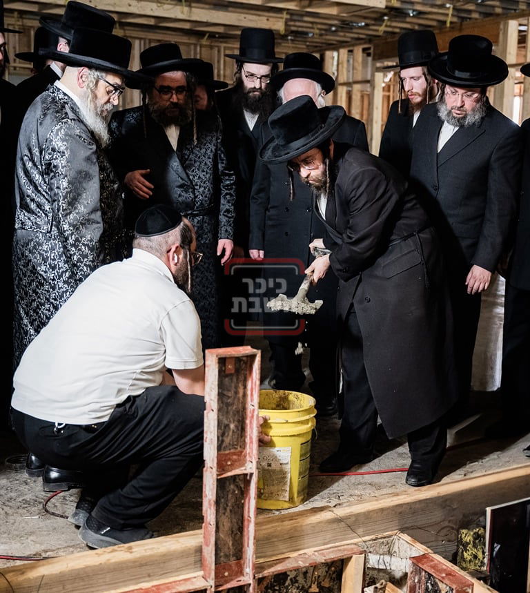 יציקת המקווה בישיבת סאטמר