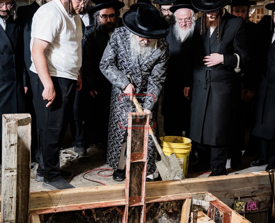 יציקת המקווה בישיבת סאטמר