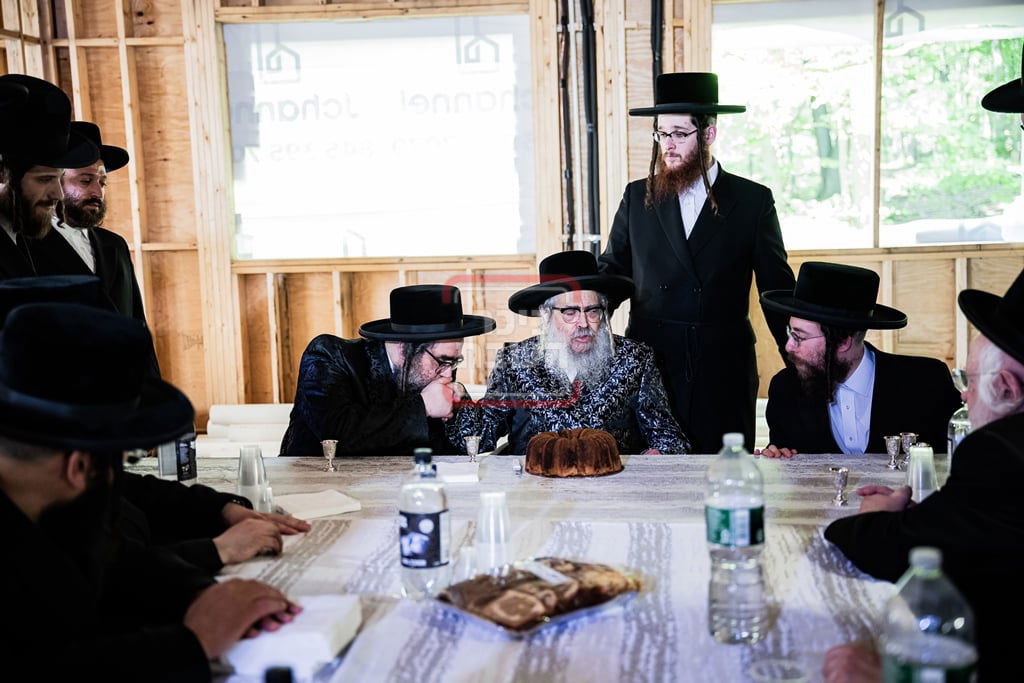 יציקת המקווה בישיבת סאטמר