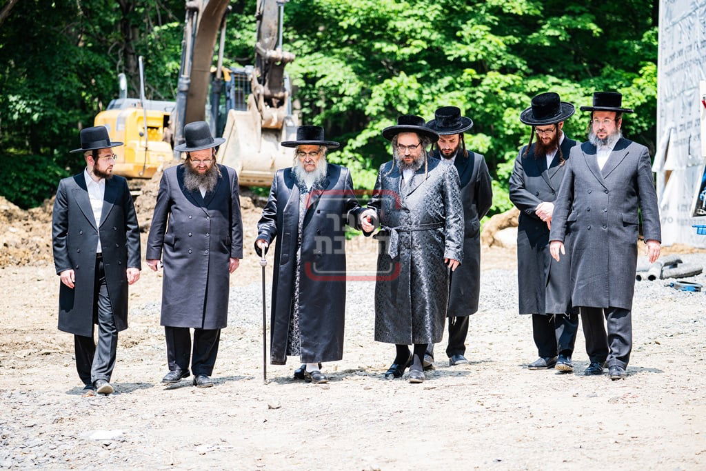 יציקת המקווה בישיבת סאטמר