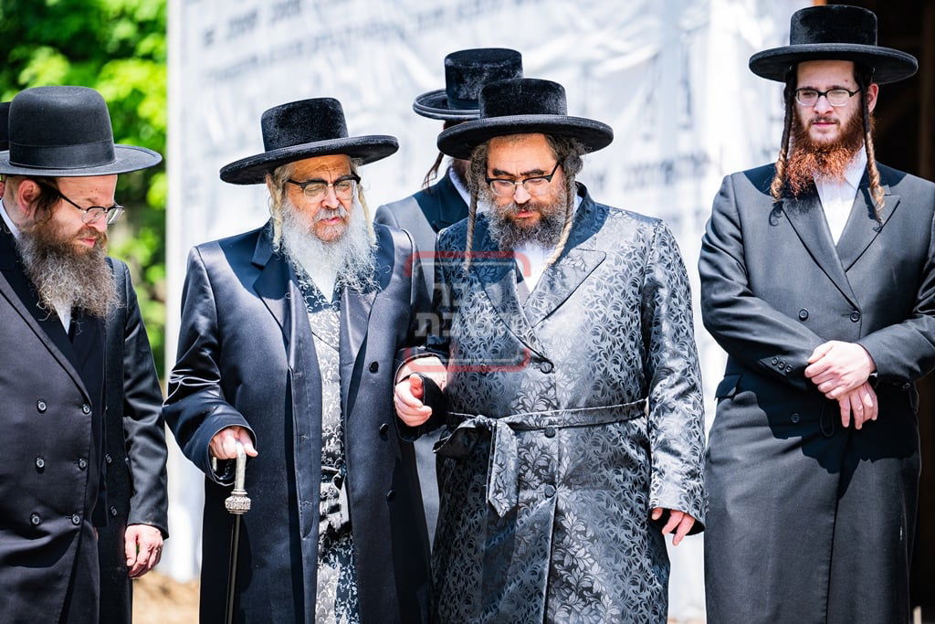 יציקת המקווה בישיבת סאטמר