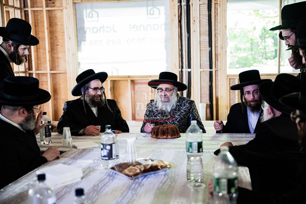 יציקת המקווה בישיבת סאטמר