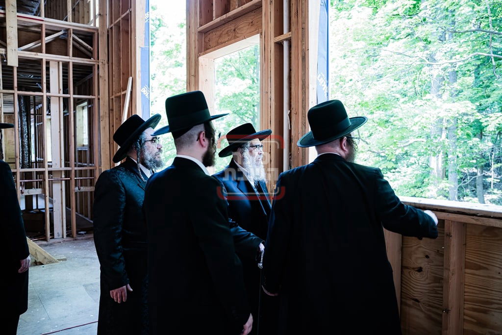 יציקת המקווה בישיבת סאטמר