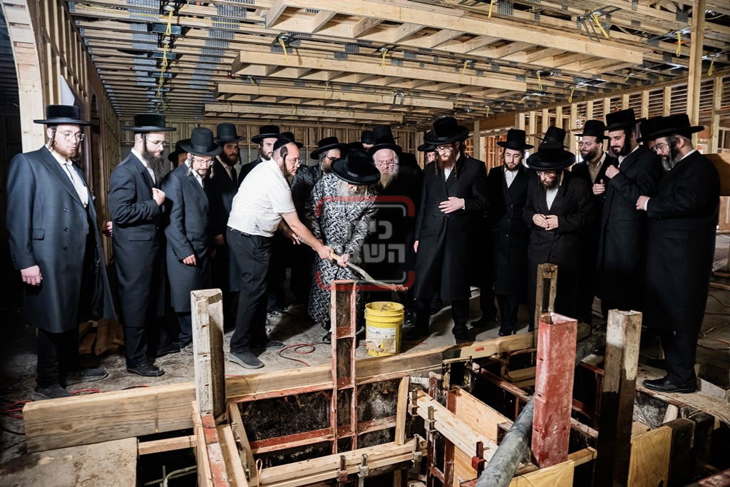 יציקת המקווה בישיבת סאטמר