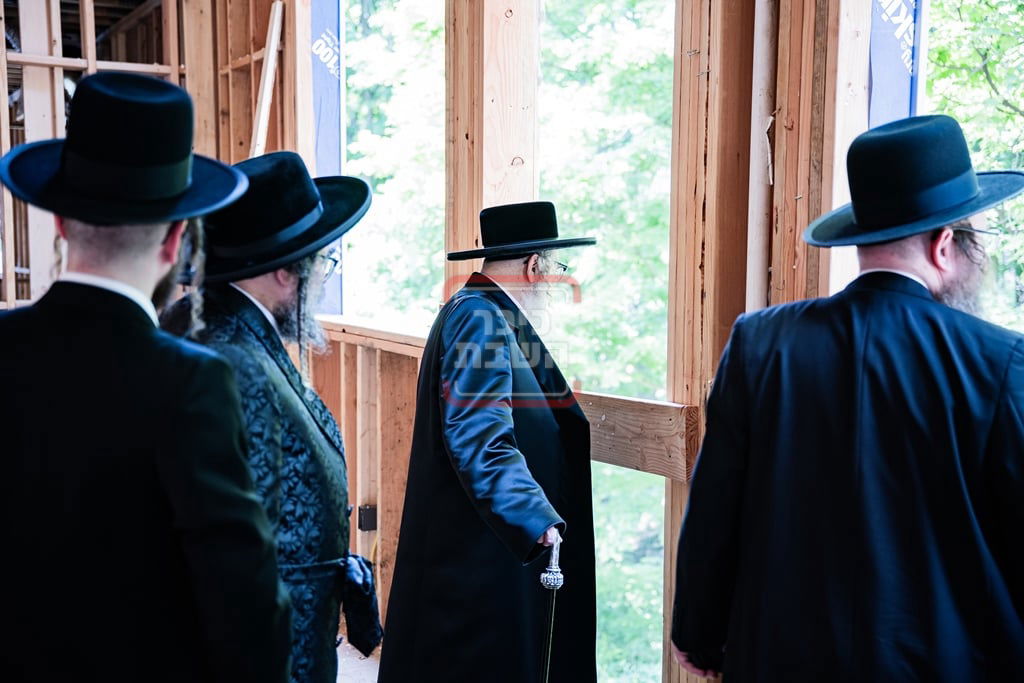 יציקת המקווה בישיבת סאטמר