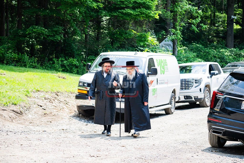 יציקת המקווה בישיבת סאטמר