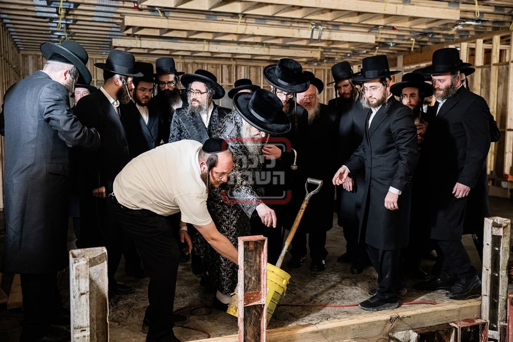 יציקת המקווה בישיבת סאטמר