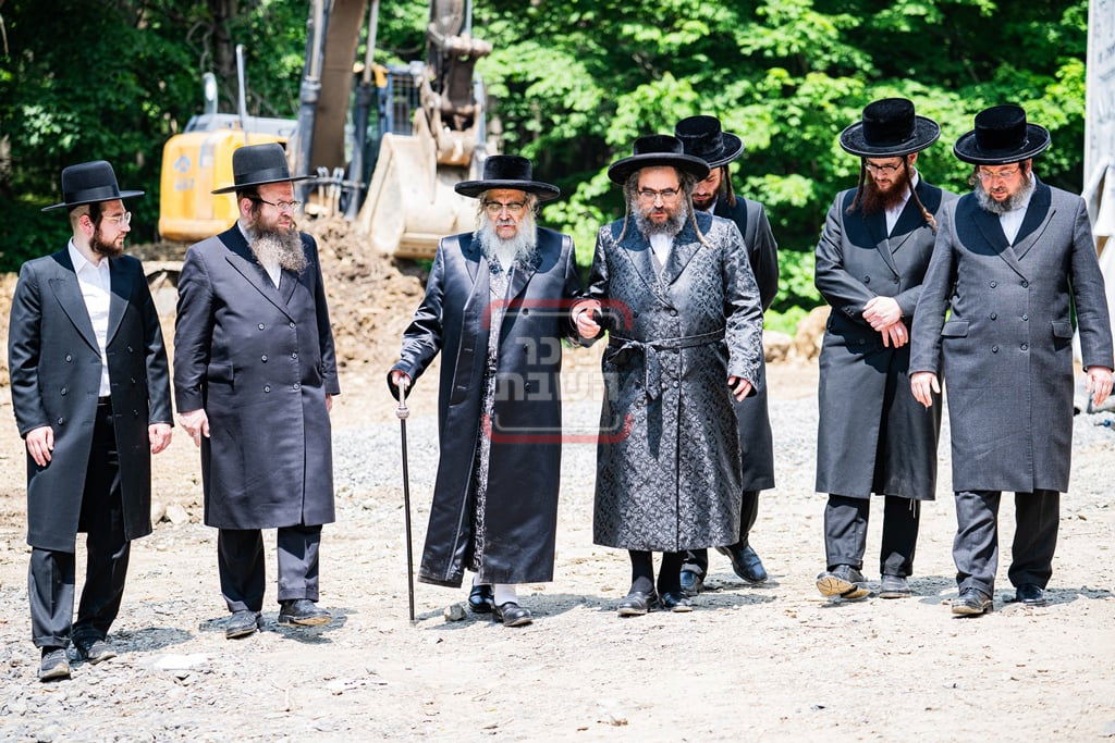 יציקת המקווה בישיבת סאטמר