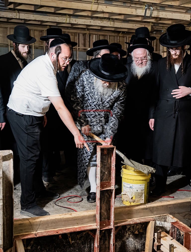 יציקת המקווה בישיבת סאטמר