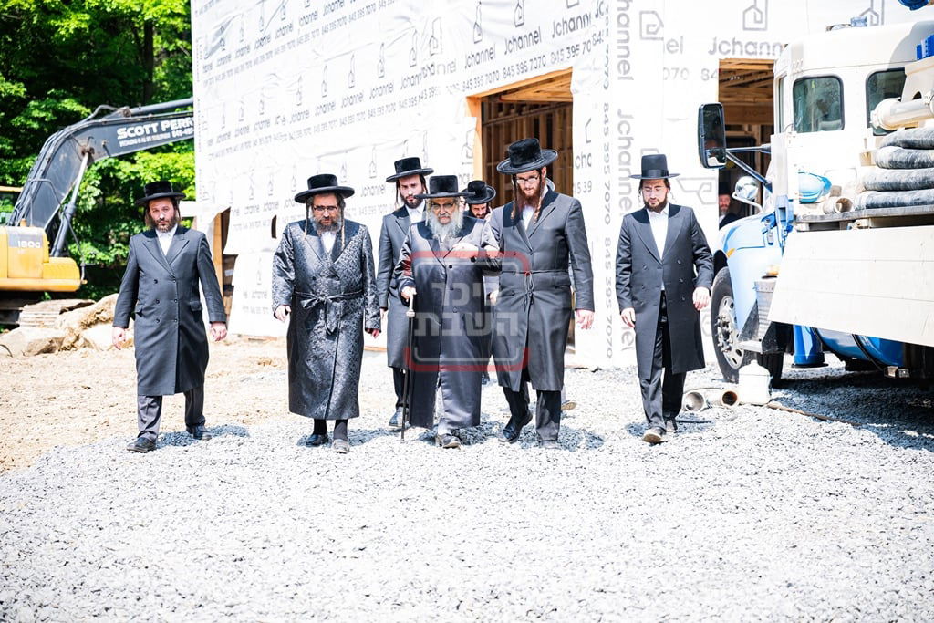 יציקת המקווה בישיבת סאטמר