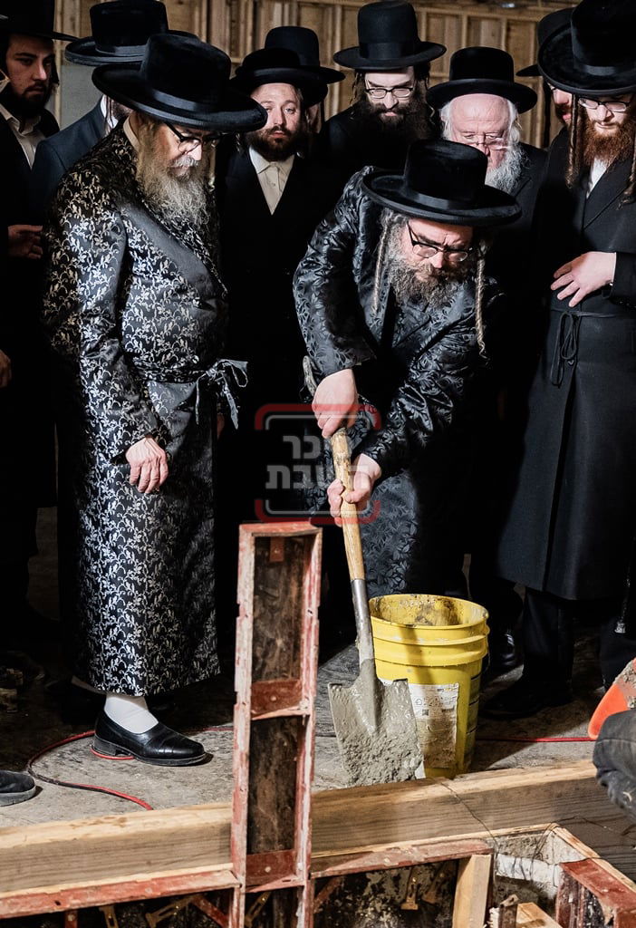 יציקת המקווה בישיבת סאטמר