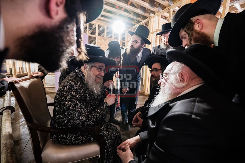 יציקת המקווה בישיבת סאטמר