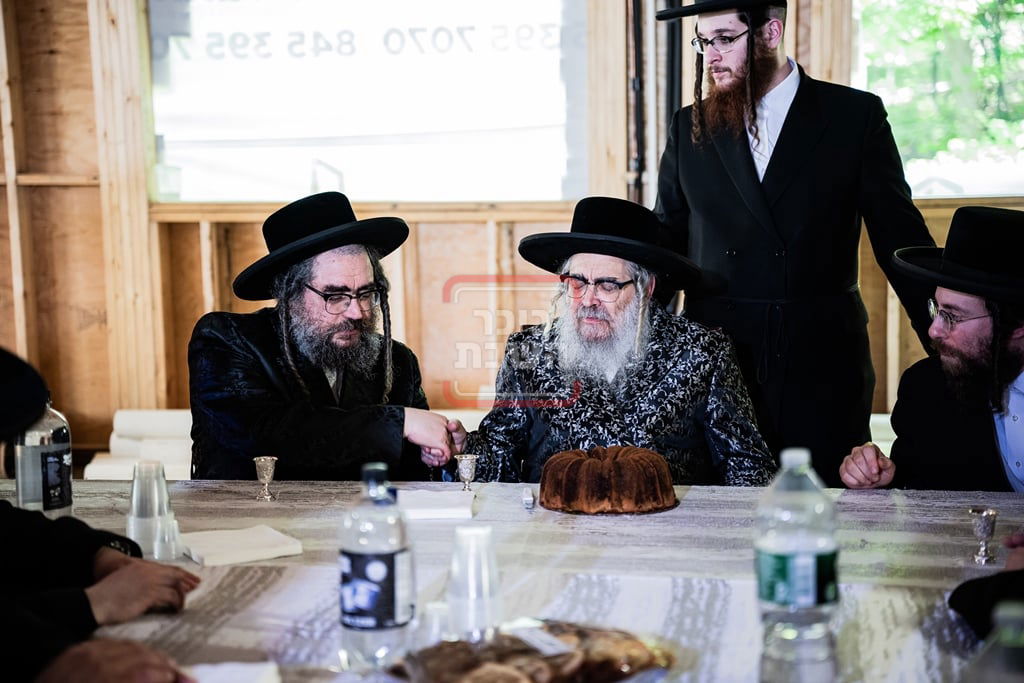 יציקת המקווה בישיבת סאטמר