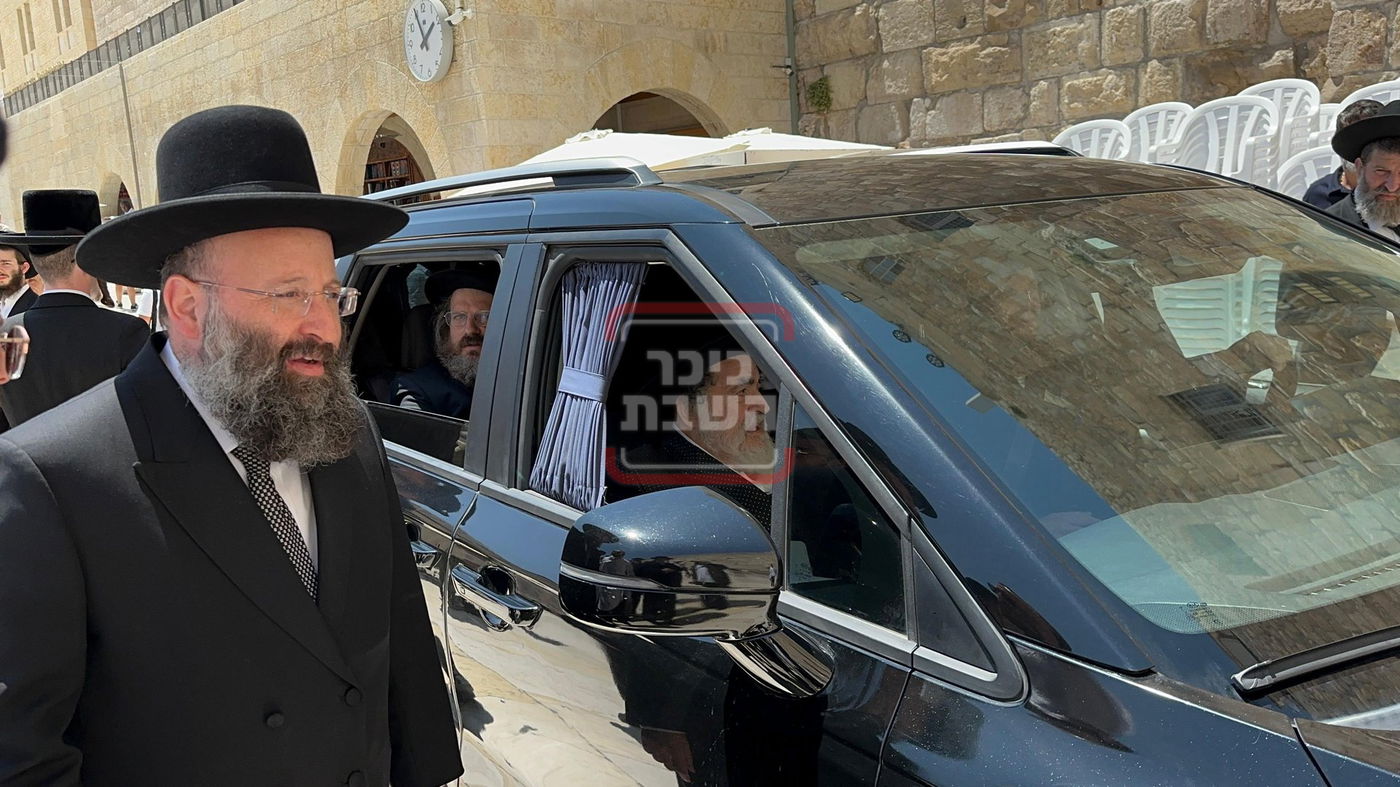 האדמו"ר מויז'ניץ בתפילה ברחבת הכותל המערבי