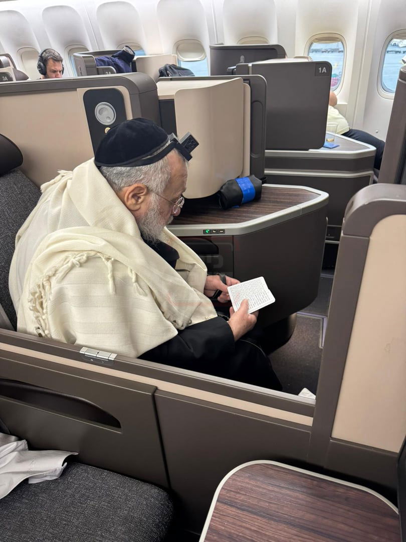 הראשל"צ הגאון רבי יצחק יוסף, בתפילת שחרית הבוקר על המטוס