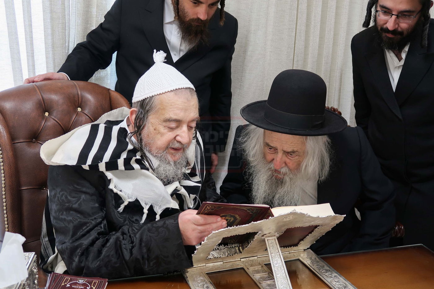 הגה"צ רבי יהושע דוד טורצין בביקור אצל הגה"צ רבי יעקב מאיר שכטר