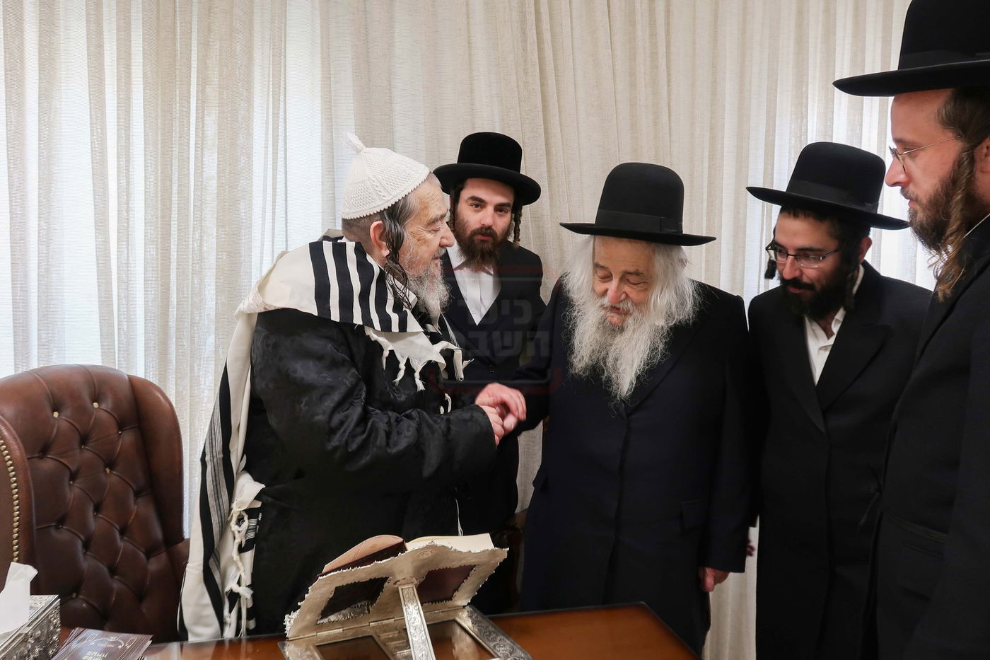 הגה"צ רבי יהושע דוד טורצין בביקור אצל הגה"צ רבי יעקב מאיר שכטר