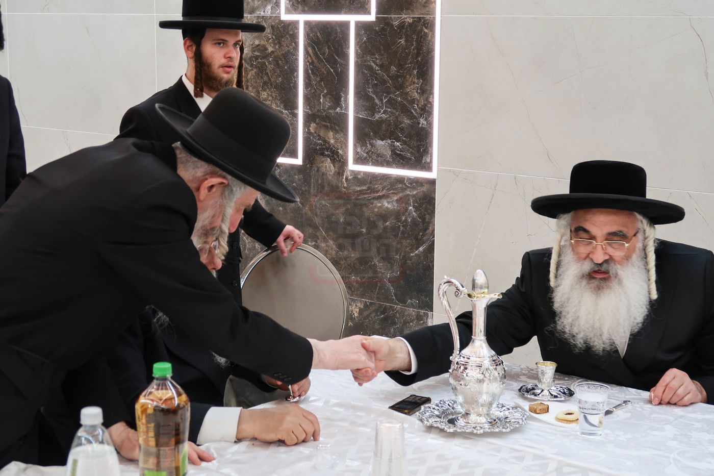 האדמו''ר מדושינסקיא בקביעת מזוזה באולם השמחות החדש 