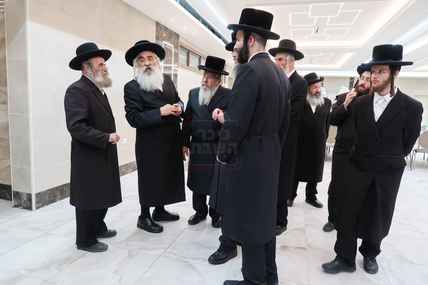 האדמו''ר מדושינסקיא בקביעת מזוזה באולם השמחות החדש 