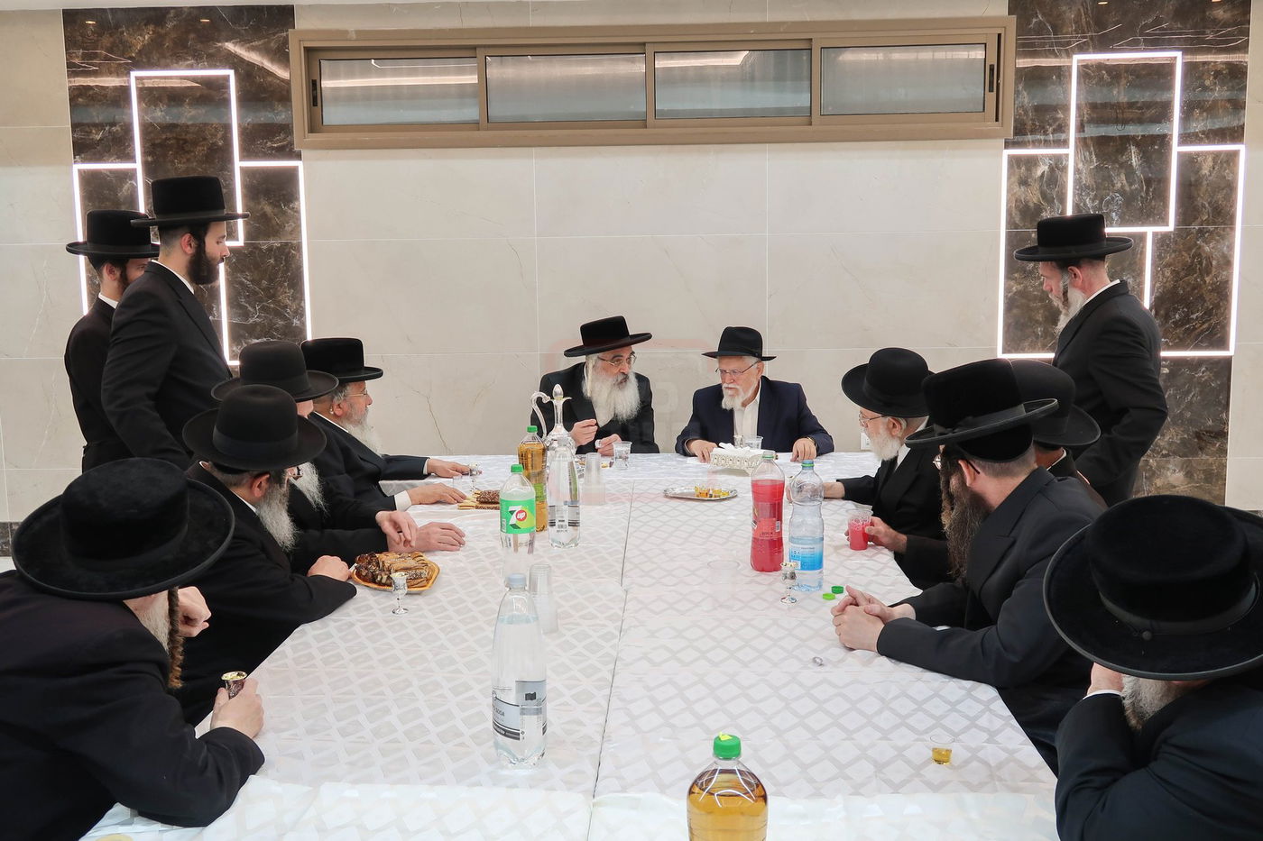 האדמו''ר מדושינסקיא בקביעת מזוזה באולם השמחות החדש 