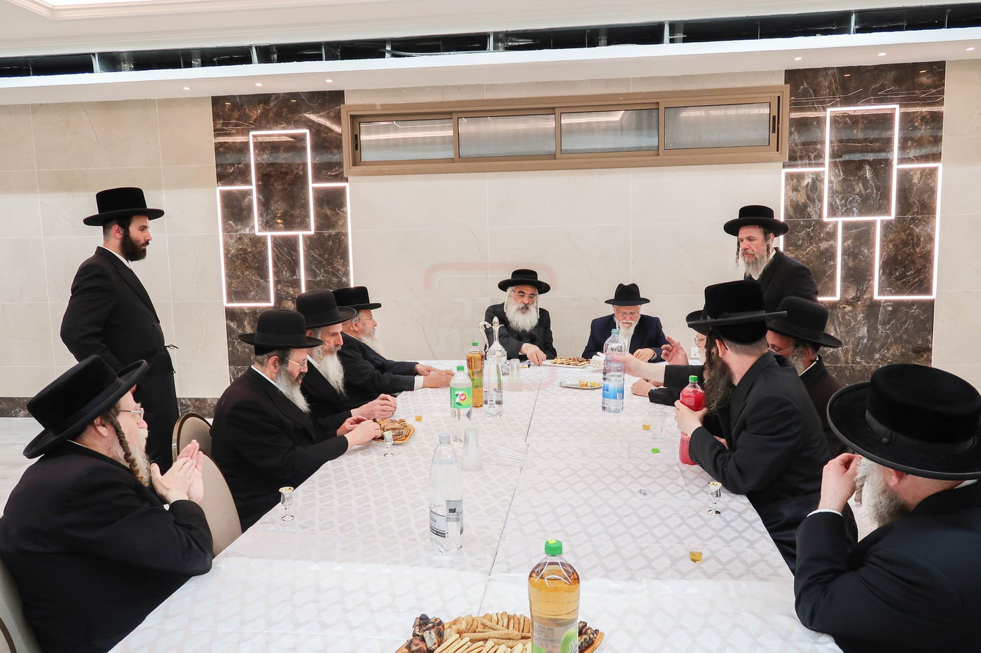 האדמו''ר מדושינסקיא בקביעת מזוזה באולם השמחות החדש 