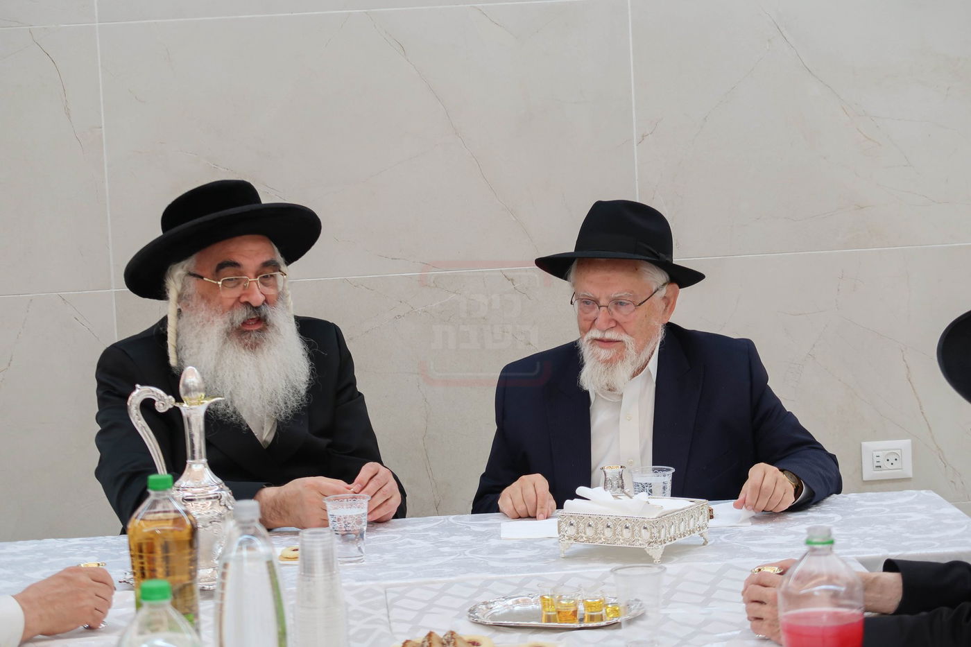 האדמו''ר מדושינסקיא בקביעת מזוזה באולם השמחות החדש 